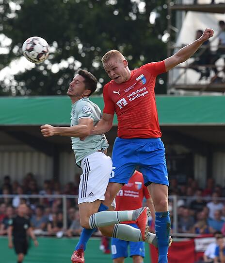 Der FC Bayern müht sich zu einem 1:0 Sieg gegen den Provinzclub SV Drochtersen.