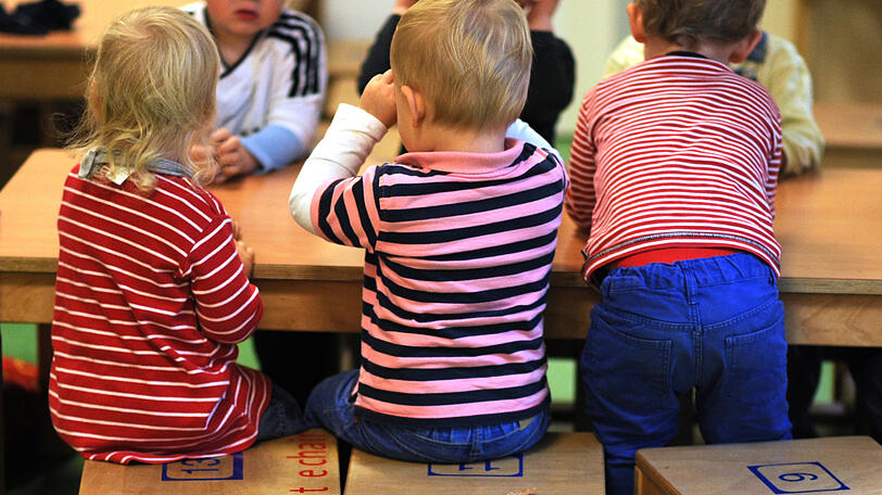 Die Kinderstudie in Baden-Württemberg zeige, dass Kinder - im Gegensatz zu anderen bekannten Infektionskrankheiten - keine besonderen Treiber des aktuellen Infektionsgeschehens sind, so die Grünen. (Symbolbild)