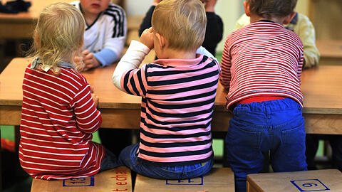 Die Kinderstudie in Baden-Württemberg zeige, dass Kinder - im Gegensatz zu anderen bekannten Infektionskrankheiten - keine besonderen Treiber des aktuellen Infektionsgeschehens sind, so die Grünen. (Symbolbild)