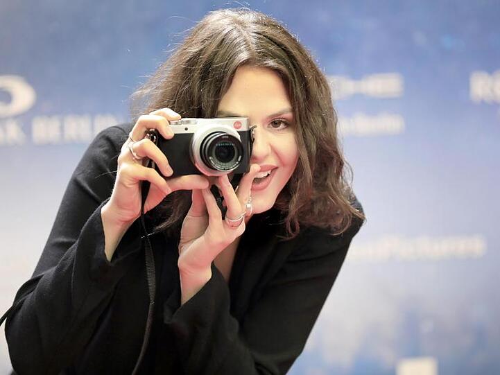 Schauspielerin Ruby O. Fee macht sich selbst ein Bild bei der Premiere in Hamburg.