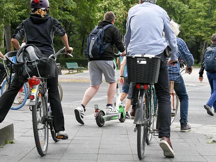 Es wird noch enger in den Städten: E-Tretroller konkurrieren mit Autos, Radfahrern und Fußgängern.