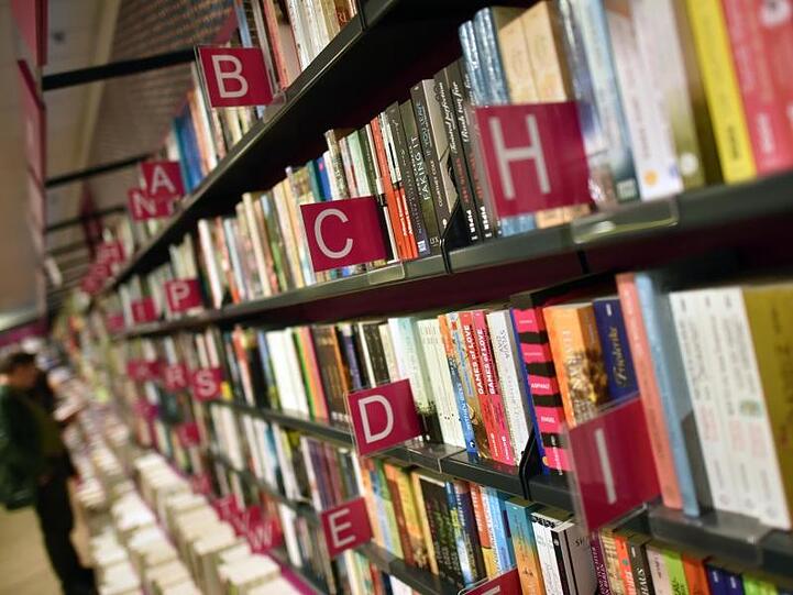 Lange Regalreihen in einer Buchhandlung.