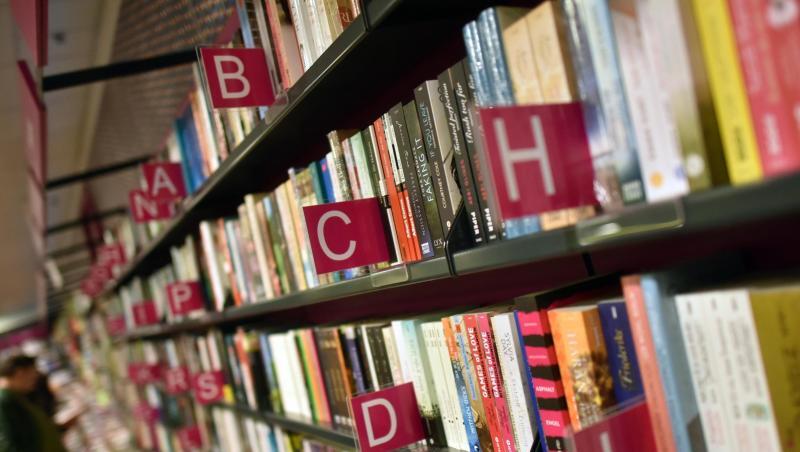 Lange Regalreihen in einer Buchhandlung. Lange Regalreihen in einer Buchhandlung.