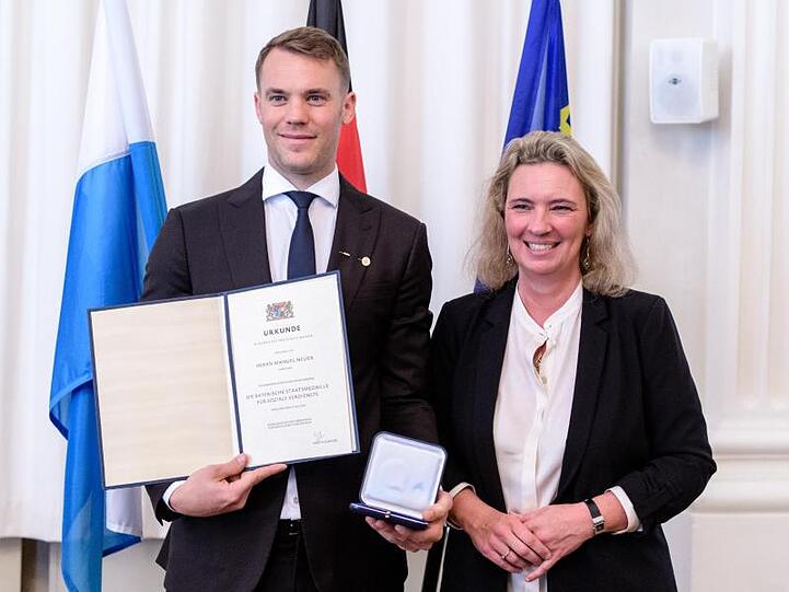 Bayern-Torwart Manuel Neuer und Sozialministerin Kerstin Schreyer bei der Verleihung der Bayerischen Staatsmedaille.