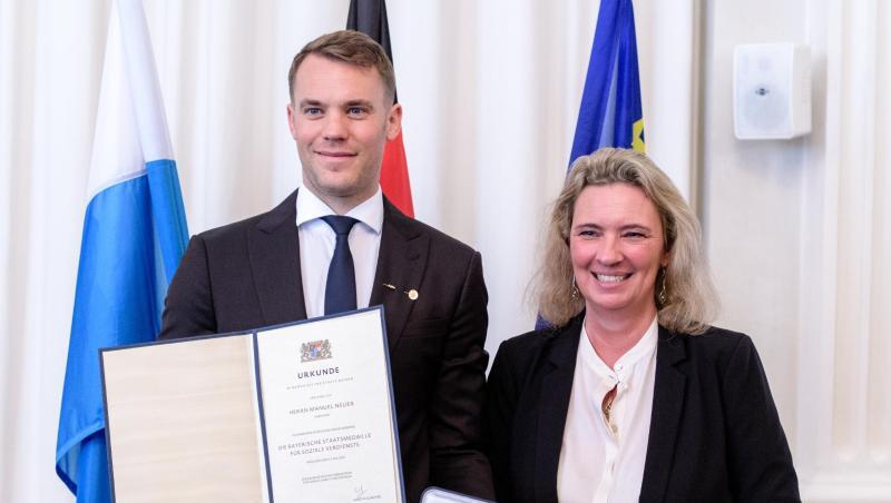 Bayern-Torwart Manuel Neuer und Sozialministerin Kerstin Schreyer bei der Verleihung der Bayerischen Staatsmedaille. Bayern-Torwart Manuel Neuer und Sozialministerin Kerstin Schreyer bei der Verleihung der Bayerischen Staatsmedaille.