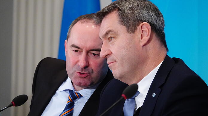Verfolgen bei der Corona-Politik in Bayern häufig einen unterschiedlichen Kurs: Ministerpräsident Markus Söder (CSU, r.) und sein Stellvertreter Hubert Aiwanger (Freie Wähler).