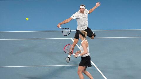Angelique Kerber (unten) und Alexander Zverev während eines Mixed-Doppel-Matches.