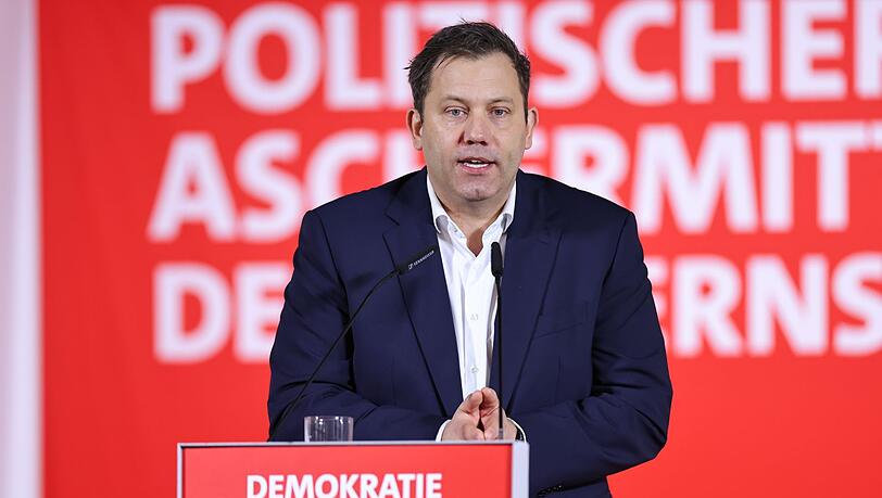 Lars Klingbeil, SPD-Bundesvorsitzender, spricht am politischen Aschermittwoch der Bayern SPD.