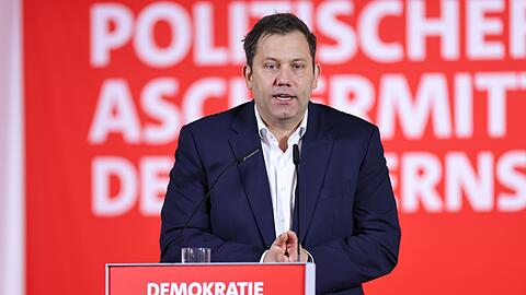 Lars Klingbeil, SPD-Bundesvorsitzender, spricht am politischen Aschermittwoch der Bayern SPD.