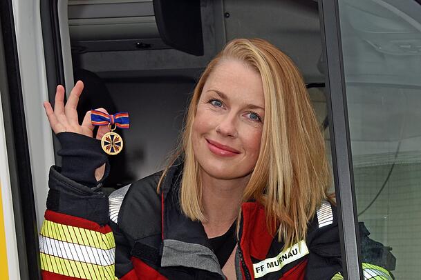 Die Schauspielerin Christine Eixenberger wurde 2022 für ihre Rolle als Feuerwehrfrau in der ZDF-Reihe "Marie fängt Feuer" mit der Deutschen Feuerwehr-Ehrenmedaille ausgezeichnet. Die Schauspielerin Christine Eixenberger wurde 2022 für ihre Rolle als Feuerwehrfrau in der ZDF-Reihe "Marie fängt Feuer" mit der Deutschen Feuerwehr-Ehrenmedaille ausgezeichnet.