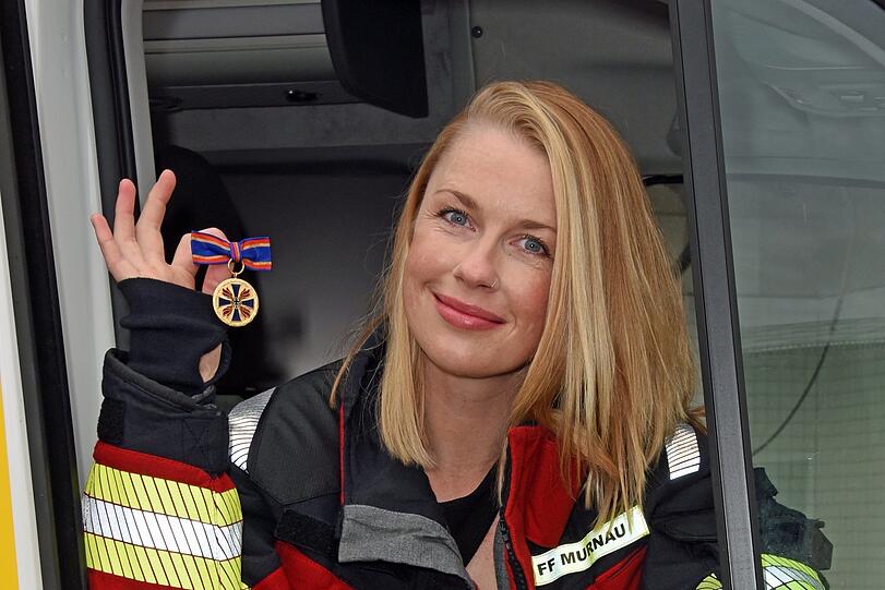 Die Schauspielerin Christine Eixenberger wurde 2022 für ihre Rolle als Feuerwehrfrau in der ZDF-Reihe "Marie fängt Feuer" mit der Deutschen Feuerwehr-Ehrenmedaille ausgezeichnet.