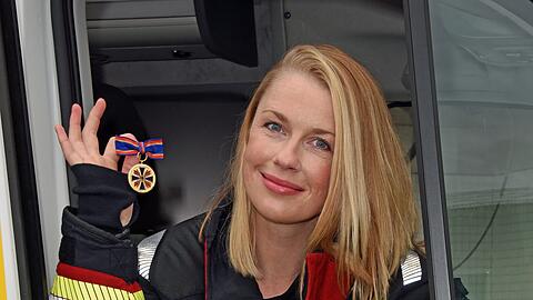 Die Schauspielerin Christine Eixenberger wurde 2022 für ihre Rolle als Feuerwehrfrau in der ZDF-Reihe "Marie fängt Feuer" mit der Deutschen Feuerwehr-Ehrenmedaille ausgezeichnet.