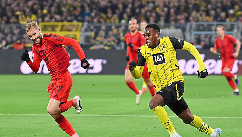 Bald Kollegen? Dortmunds Jamie Gittens (l.) setzt sich beim 1:1 im November im Laufduell gegen Bayerns Konrad Laimer durch. Bald Kollegen? Dortmunds Jamie Gittens (l.) setzt sich beim 1:1 im November im Laufduell gegen Bayerns Konrad Laimer durch.