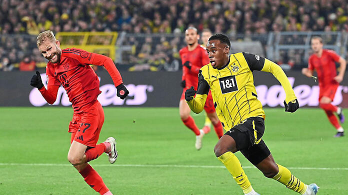 Bald Kollegen? Dortmunds Jamie Gittens (l.) setzt sich beim 1:1 im November im Laufduell gegen Bayerns Konrad Laimer durch.