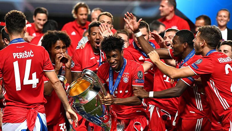 Kingsley Coman mit dem Champions-League-Pokal 2020 in Lissabon.
