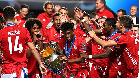 Kingsley Coman mit dem Champions-League-Pokal 2020 in Lissabon.