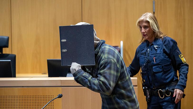 Zu Beginn des Prozesses sagte der Angeklagte nichts zu den Vorwürfen. Zu Beginn des Prozesses sagte der Angeklagte nichts zu den Vorwürfen.