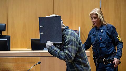 Zu Beginn des Prozesses sagte der Angeklagte nichts zu den Vorw&uuml;rfen.