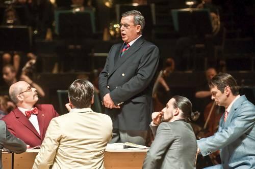 Bayreuths Ex-Sachs Franz Hawlata (stehend) wechselte vom Grünen Hügel ins schöne Tirol und singt in Erl den Pogner.