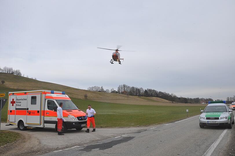 Die Bilder vom tragischen Unfall im Landkreis Mühldorf. Das 7-jährige Mädchen wurde von dem VW angefahren. Ein Rettungshubschrauber brachte die Schülerin ins Krankenhaus.