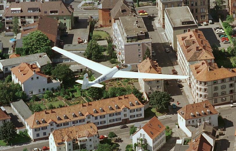 Ein Segelflugzeug über der Landauer Altstadt. (Symbolbild)