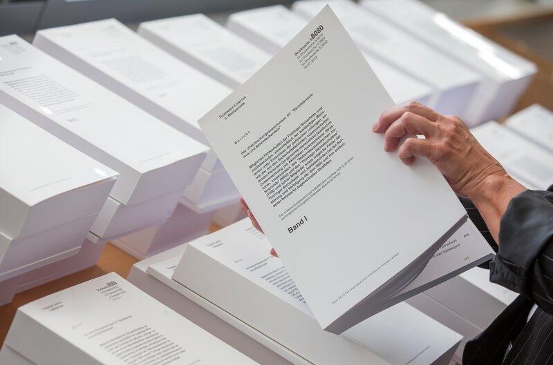 Eine Frau blättert am im Landtag in Erfurt (Thüringen) im Abschlussbericht des Thüringer NSU-Untersuchungsausschusses.