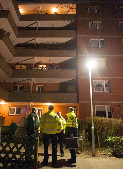 Grausamer Doppelmord in Lüneburg: Zwei Frauen sind erstochen worden. Als die Beamten am Tatort eintreffen, lebt eines der Opfer noch. Die Ärzte können der mit dem Tod ringenden Frau aber nicht mehr helfen.