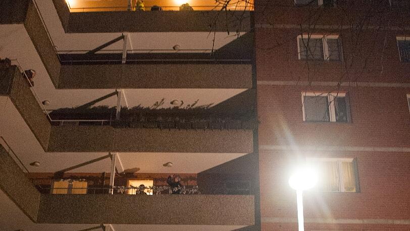 Grausamer Doppelmord in Lüneburg: Zwei Frauen sind erstochen worden. Als die Beamten am Tatort eintreffen, lebt eines der Opfer noch. Die Ärzte können der mit dem Tod ringenden Frau aber nicht mehr helfen. Grausamer Doppelmord in Lüneburg: Zwei Frauen sind erstochen worden. Als die Beamten am Tatort eintreffen, lebt eines der Opfer noch. Die Ärzte können der mit dem Tod ringenden Frau aber nicht mehr helfen.