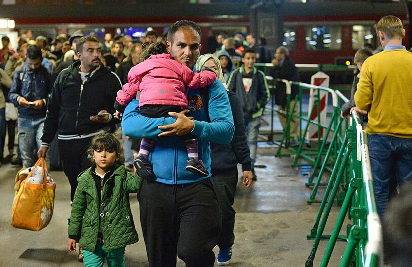 Am Samstag sind bis 10:30 Uhr 3600 Flüchtlinge am Hauptbahnhof angekommen. Die Bilder!