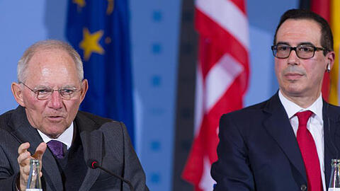 Bundesfinanzminister Wolfgang Schäuble (l.) und US-Amtskollege Steven Mnuchin geben in Berlin eine gemeinsame Pressekonferenz.