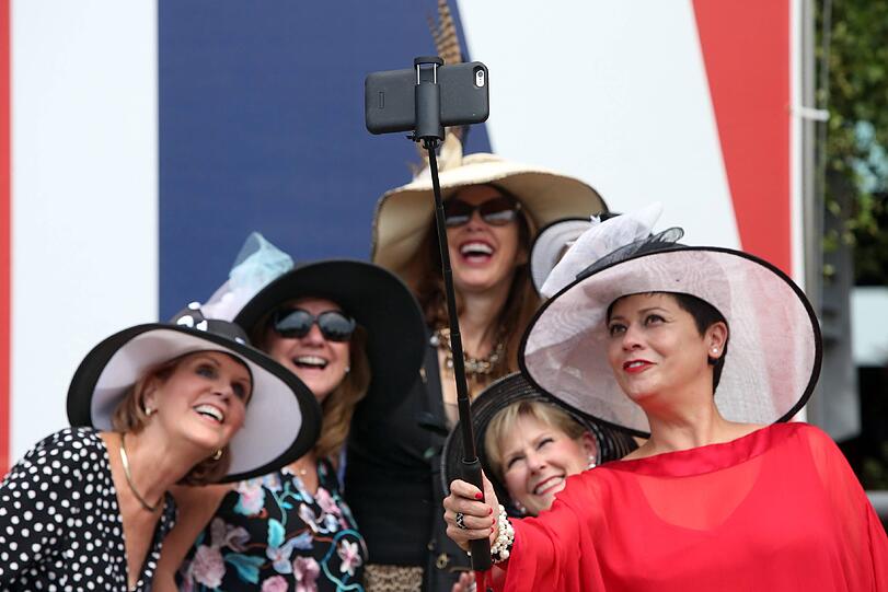 Seflie-Alarm: Gut betuchte Damen halten den Moment fest