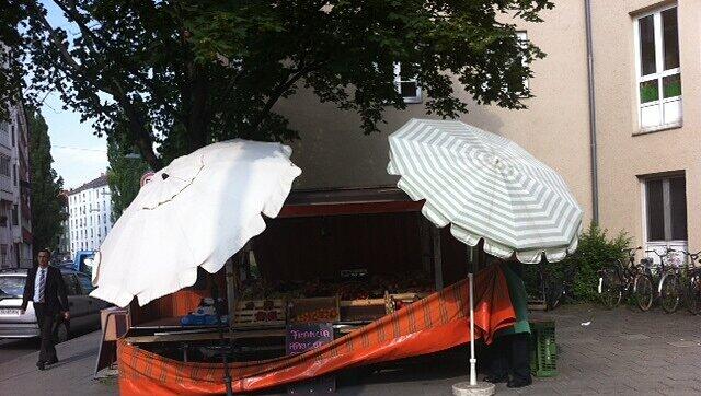 Das Standl hinter Sonnenschirmen. Das Standl hinter Sonnenschirmen.