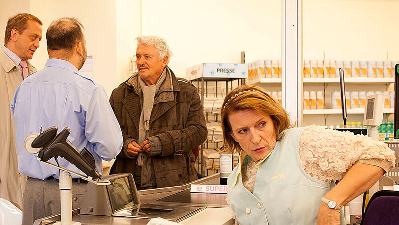 "Besuch für Emma": Um mit einem Kunden in Kontakt zu kommen, steckt Kassiererin Emma Beeskow (Dagmar Manzel) dessen Portemonnaie ein "Besuch für Emma": Um mit einem Kunden in Kontakt zu kommen, steckt Kassiererin Emma Beeskow (Dagmar Manzel) dessen Portemonnaie ein