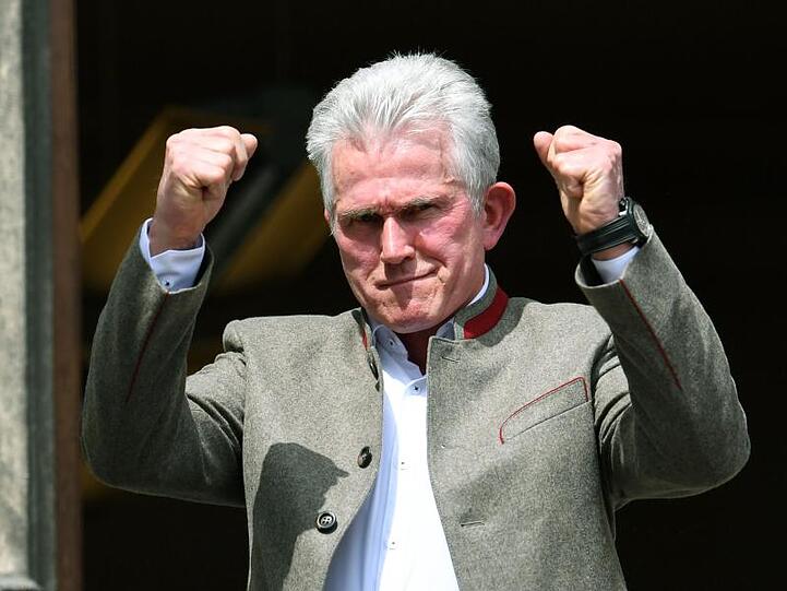 Jupp Heynckes, der frühere Trainer von München, steht auf einem Balkon und ballt die Fäuste. Foto: Tobias Hase/dpa/Archivbild