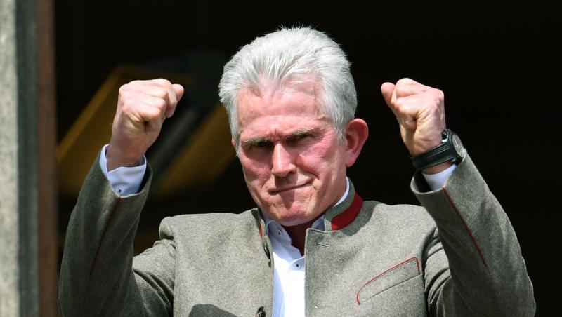 Jupp Heynckes, der frühere Trainer von München, steht auf einem Balkon und ballt die Fäuste. Foto: Tobias Hase/dpa/Archivbild Jupp Heynckes, der frühere Trainer von München, steht auf einem Balkon und ballt die Fäuste. Foto: Tobias Hase/dpa/Archivbild