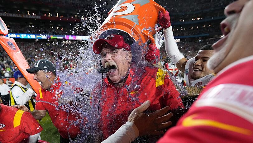 Obligatorische Sieger-Dusche: Chiefs-Trainer Andy Reid wird von seinen Spieler nach dem Super-Bowl-Sieg "getauft" Obligatorische Sieger-Dusche: Chiefs-Trainer Andy Reid wird von seinen Spieler nach dem Super-Bowl-Sieg "getauft"