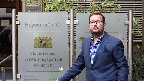 Steffen Winkels vor dem Verwaltungsgericht in der Bayerstraße. Er ist nicht alleine auf der Klägerseite. Die Klage selbst nennt er "sein Baby". Es gehe ihm um Gerechtigkeit, und dass Bürger in "so einschneidende Entscheidungen" miteinbezogen werden.