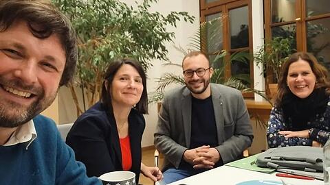 Vier, die guter Dinge sind: Der Grüne Sebastian Weisenburger (l.) mit den SPD-Kollegen Anne Hübner, Christian Köning und Verena Dietl nach den Verhandlungen.