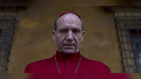 Ralph Fiennes als Kardinal Lawrence in "Konklave".