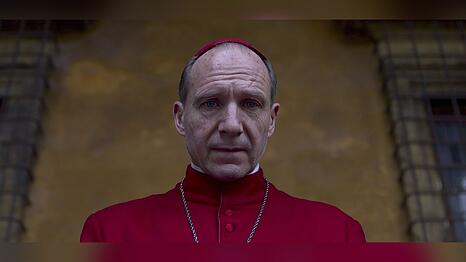 Ralph Fiennes als Kardinal Lawrence in "Konklave".