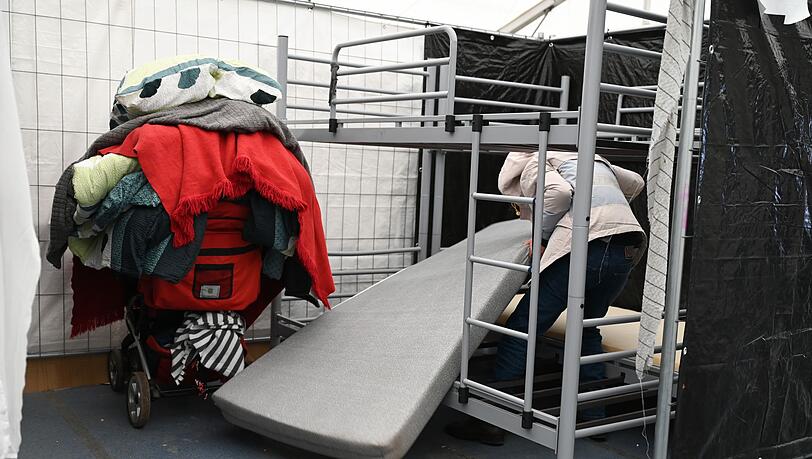 In den Zeiten der größten Überlastung wurden mancherorts Geflüchtete in Sporthallen einquartiert. (Archivbild)