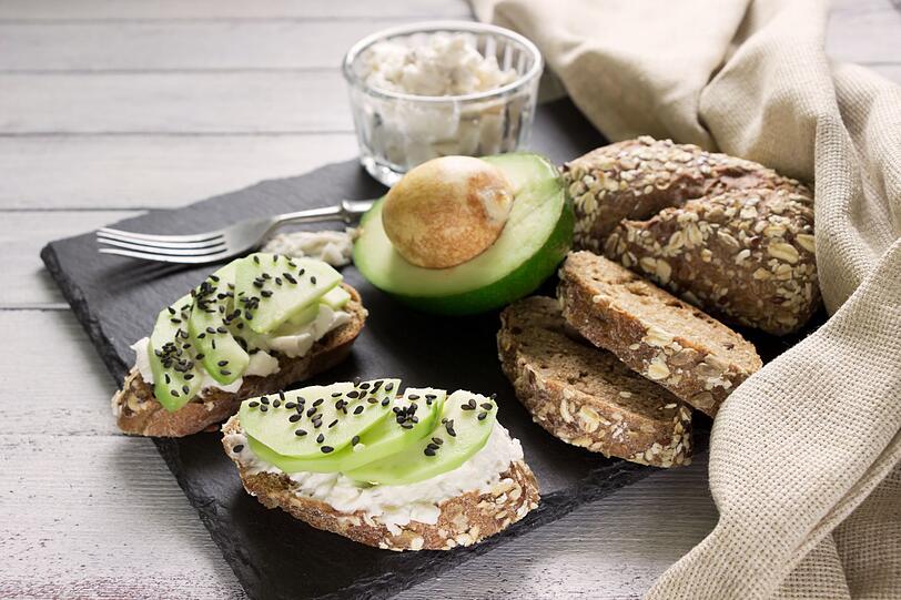 Vollkornmehl sollte im Gegensatz zu Weißmehl immer die erste Wahl sein, denn es enthält mehr Ballast- und Mineralstoffe sowie B-Vitamine, ist bekömmlich und fördert die Verdauung. Zudem hält Vollkronbrot aus Vollkornmehl, geschrotetem Korn oder Natursauerteig länger satt. Dazu schmeckt ein Quark mit Olivenöl oder Avocado - ebenfalls voll von Ballaststoffen und ungesättigten Fettsäuren. Vollkornmehl sollte im Gegensatz zu Weißmehl immer die erste Wahl sein, denn es enthält mehr Ballast- und Mineralstoffe sowie B-Vitamine, ist bekömmlich und fördert die Verdauung. Zudem hält Vollkronbrot aus Vollkornmehl, geschrotetem Korn oder Natursauerteig länger satt. Dazu schmeckt ein Quark mit Olivenöl oder Avocado - ebenfalls voll von Ballaststoffen und ungesättigten Fettsäuren.