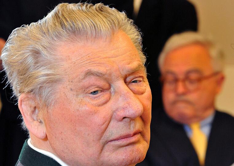 25. März: Neun Jahre nach der spektakulären Pleite seines Medien-Imperiums trifft Leo Kirch zum ersten Mal vor Gericht mit dem früheren Deutsche-Bank-Chef Rolf Breuer zusammen (rechts hinten). Der 84 Jahre alte Kirch macht den Ex-Manager und die größte deutsche Bank für den Zusammenbruch seiner Firmen-Gruppe verantwortlich und streitet seit Jahren erbittert um milliardenschweren Schadenersatz. Kirch sitzt bei seinem letzten öffentlichen Auftritt im Rollstuhl und ist kaum in der Lage zu sprechen. Nach eineinhalb Stunden bricht der Vorsitzende Richter die Vernehmung auf ärztlichen Rat ab.