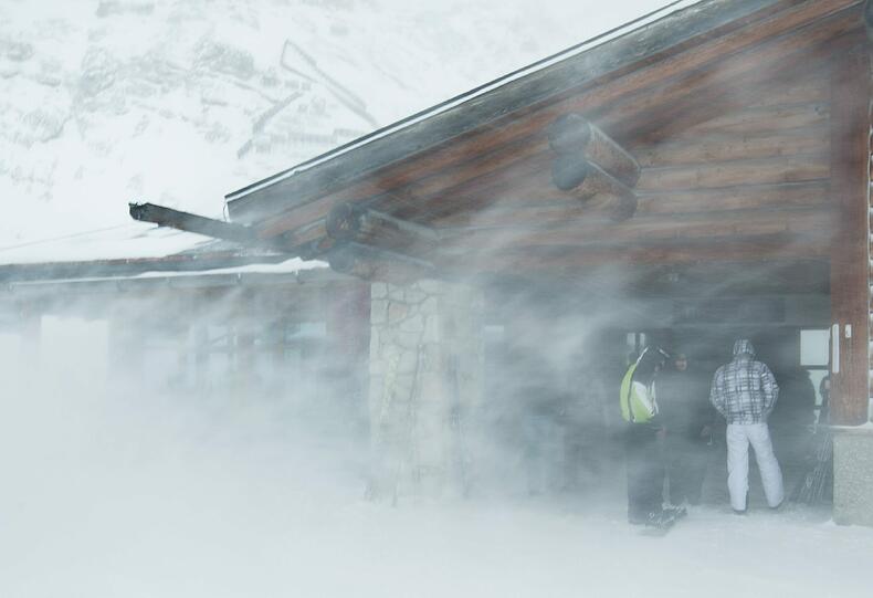 Endlich hat das Warten ein Ende: Die Ski-Saison in Bayern hat begonnen. Schon am ersten Wochenende tummelten sich rund 1.000 Wintersport-Fans allein auf der Zugspitze. Die Bilder.