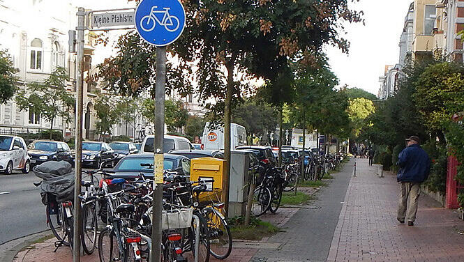Radwege muss man nur dann benutzen, wenn das blaue Radfahrerschild angebracht ist. Ohne dieses Schild darf man auch auf der Straße fahren. Fahrradwege dürfen grundsätzlich nur in Fahrtrichtung befahren werden. Wer entgegen der Fahrtrichtung fährt, gefährdet sich und andere: „Geisterradeln“ ist eine der Hauptunfallursachen bei Fahrradunfällen. Radwege muss man nur dann benutzen, wenn das blaue Radfahrerschild angebracht ist. Ohne dieses Schild darf man auch auf der Straße fahren. Fahrradwege dürfen grundsätzlich nur in Fahrtrichtung befahren werden. Wer entgegen der Fahrtrichtung fährt, gefährdet sich und andere: „Geisterradeln“ ist eine der Hauptunfallursachen bei Fahrradunfällen.