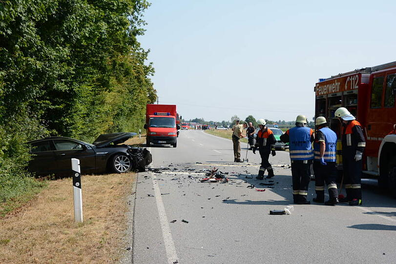 Ein 24-jähriger VW-Fahrer stirbt nach einem Frontalzusammenstoß mit einem BMW. Die Bilder von der Unglücksstelle.