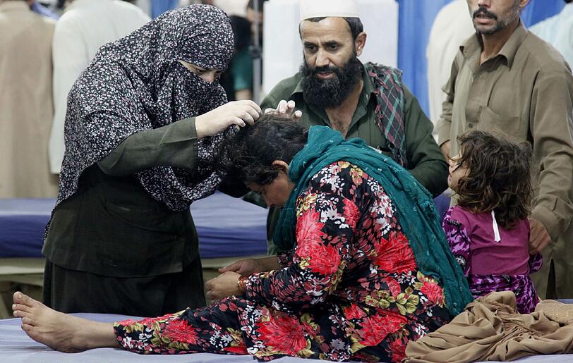 Ein schweres Erdbeben der Stärke 7,7 hat die Hindukusch-Regionen in Afghanistan, Pakistan und Indien erschüttert.