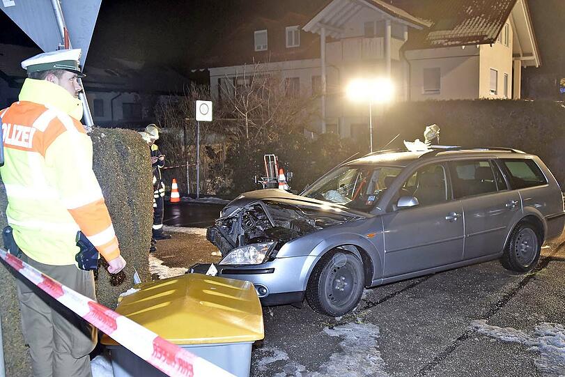 Unschöne Szenen spielten sich bei einem Unfall in Poing ab: Einer Frau wurden die Beine komplett zertrümmert.