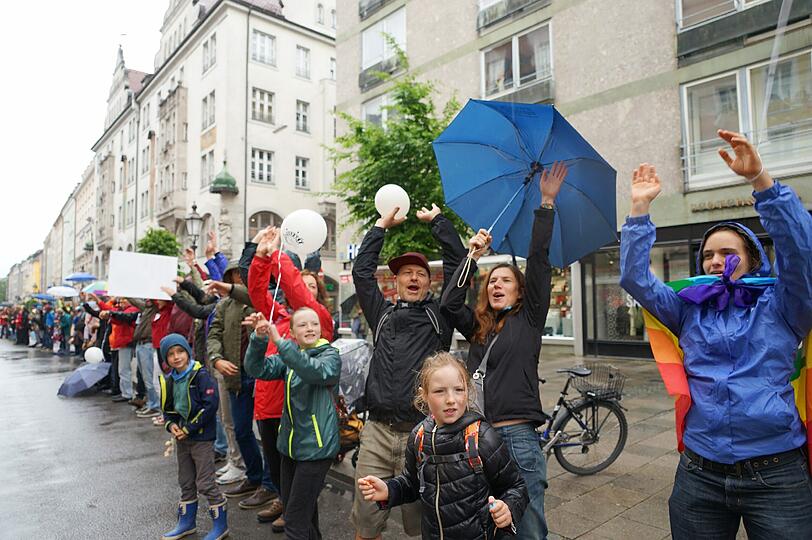 Die Bilder von der Münchner Menschenkette gegen Rassismus.