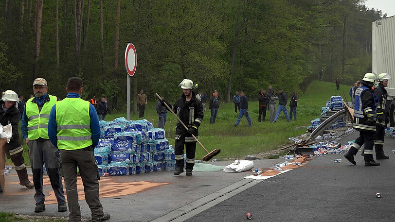 Bei einem schweren Lkw-Unfall auf der A6 behinderten dreiste Gaffer die Rettungsmaßnahmen massiv. Die Bilder von der Unfallstelle.